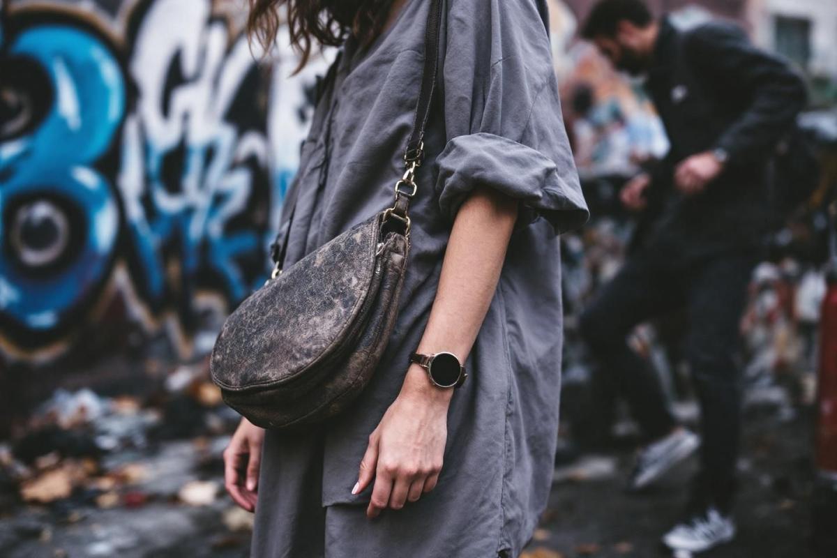 Sac bandoulière et french tuck : pourquoi ces tendances mode sont devenues ringardes